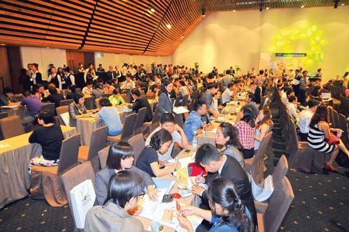 Customers learn about loaning procedures at Novaland Group (Photo: SGGP)